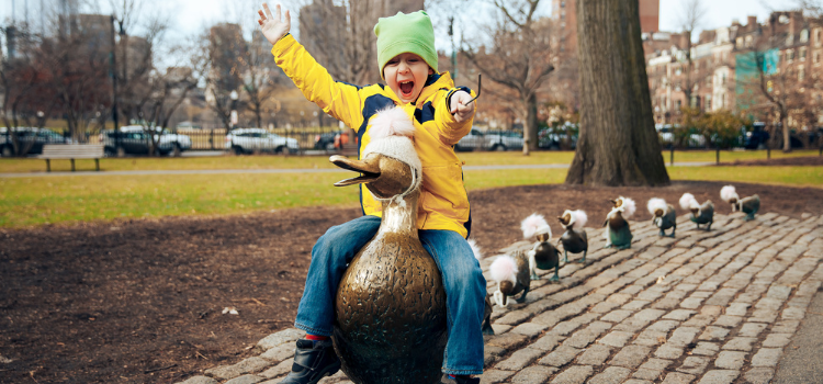 波士顿公共花园的“为小鸭让路”雕像是市民的最爱.